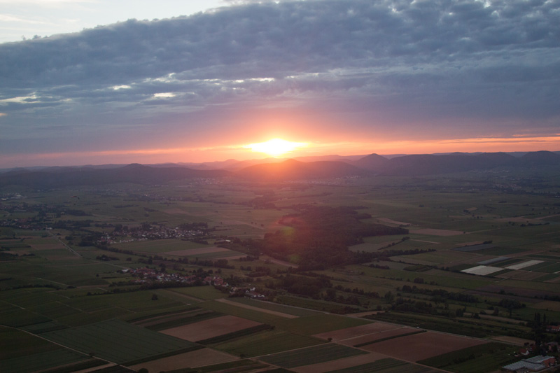 Sonnenuntergang mit Aussicht auf die Pfälzer Berge Thumb