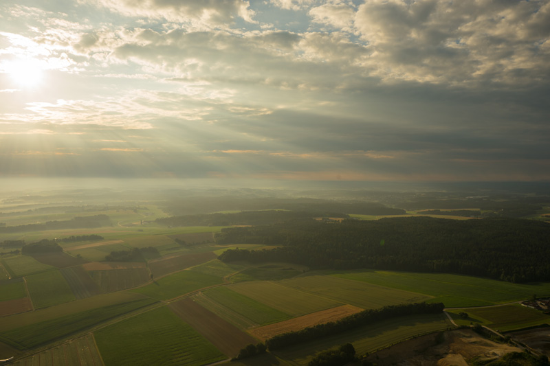 Morgentliche Sonnenstrahlen bei Dingolfing Thumb