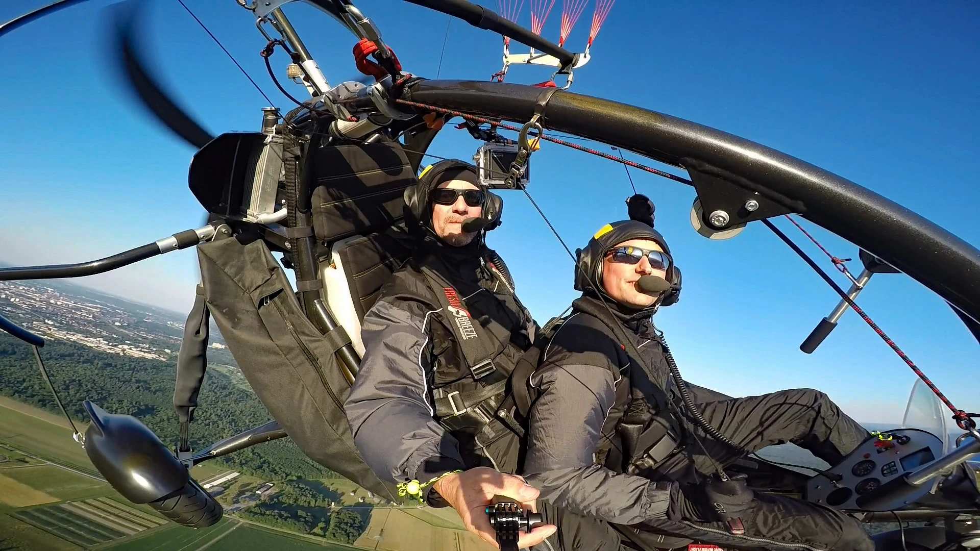 Pilot und Fluggast hoch über der Landschaft