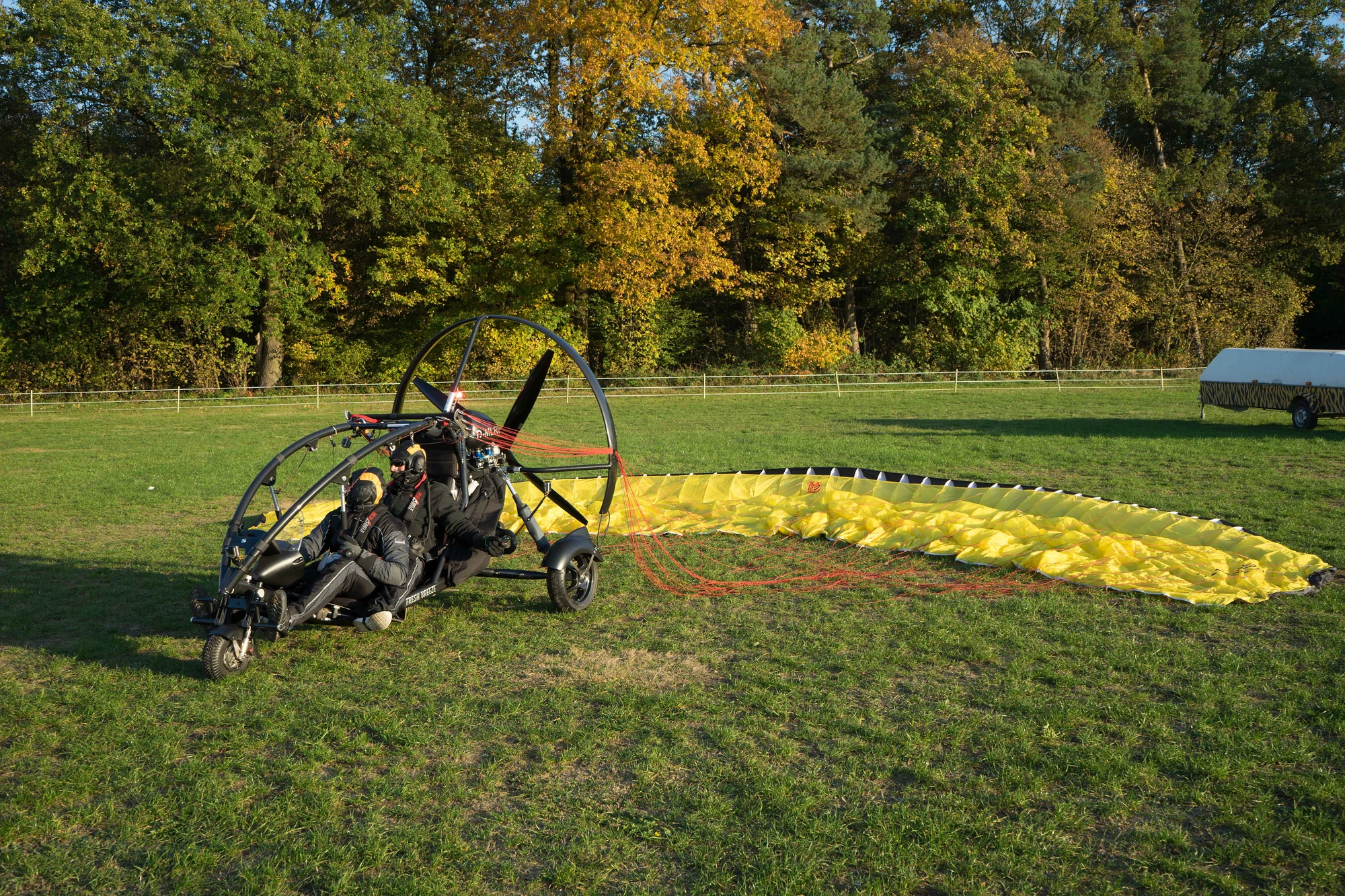 Der Motorschirm liegt für den Skytime-Rundflug vorbereitet auf dem Boden