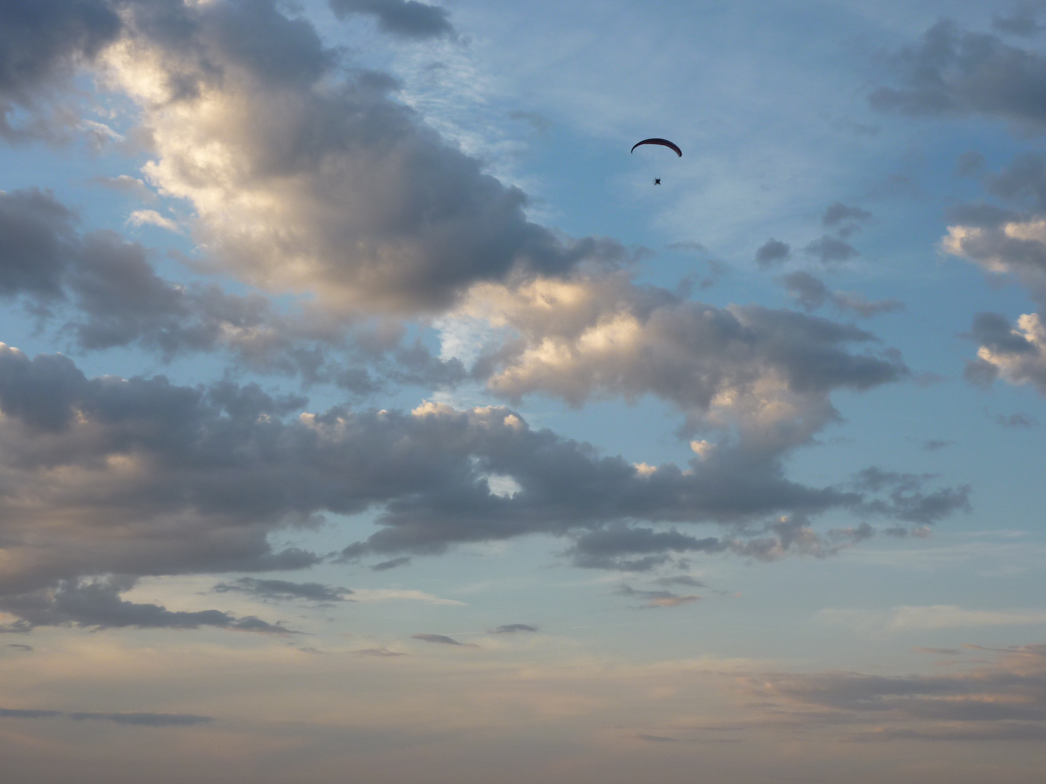 Motorschirm vor abwechslungsreicher Wolkenkulisse